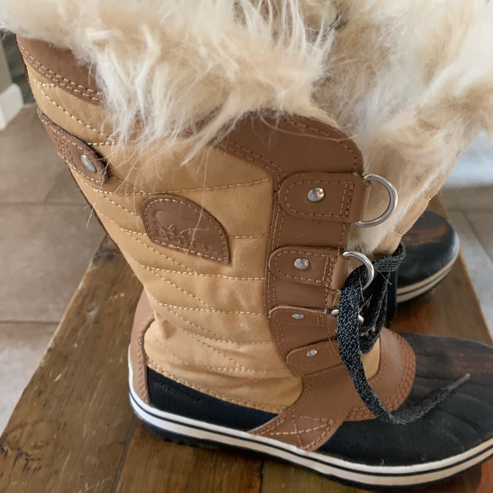 Tofino II Faux Fur Lined Waterproof Boots. Girls Youth size 4